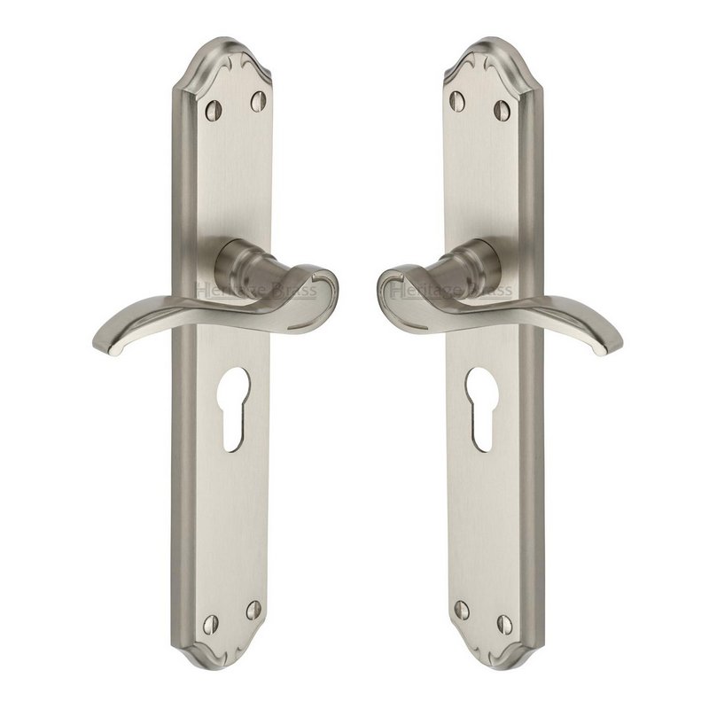 Verona Door Handle on Plate - MM825-SN