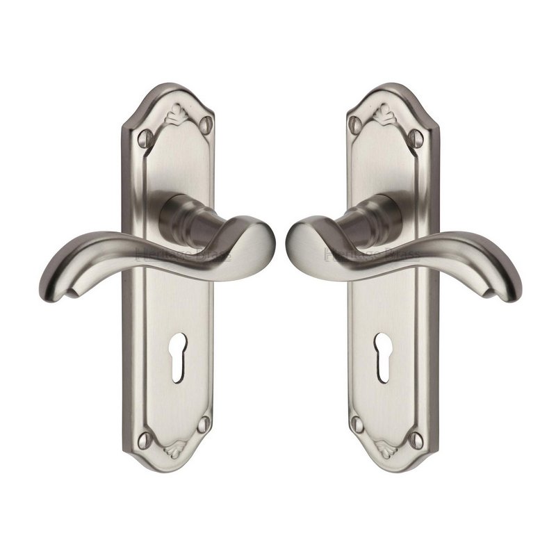Lisboa Door Handle on Plate - MM991-SN
