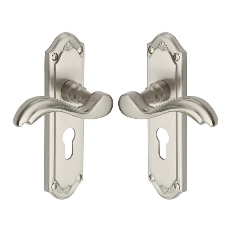 Lisboa Door Handle on Plate - MM994.48-SN