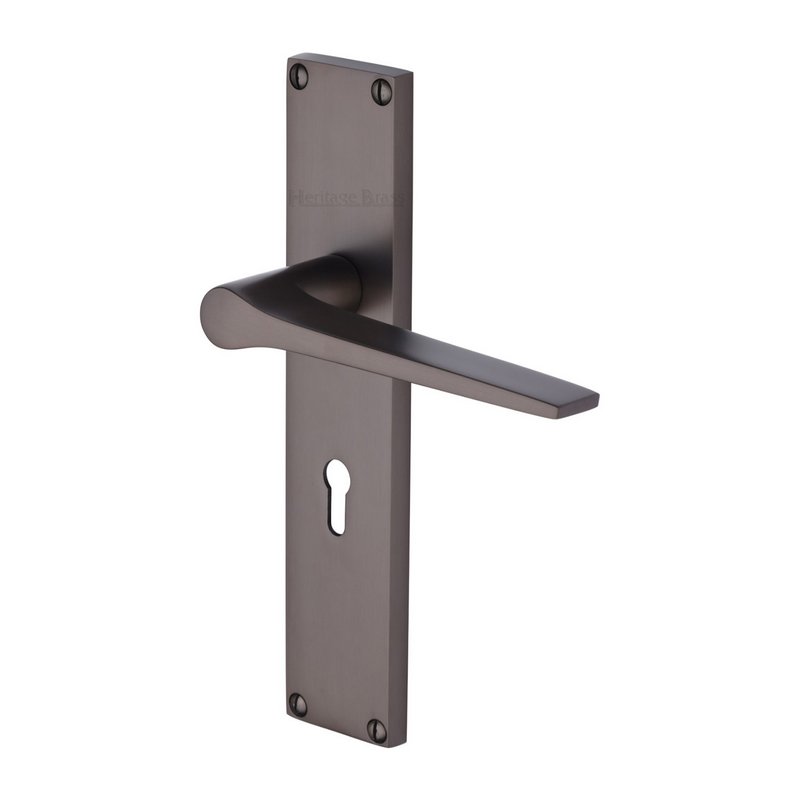 Gio Door Handle on 200mm Plate - VT8100-MB